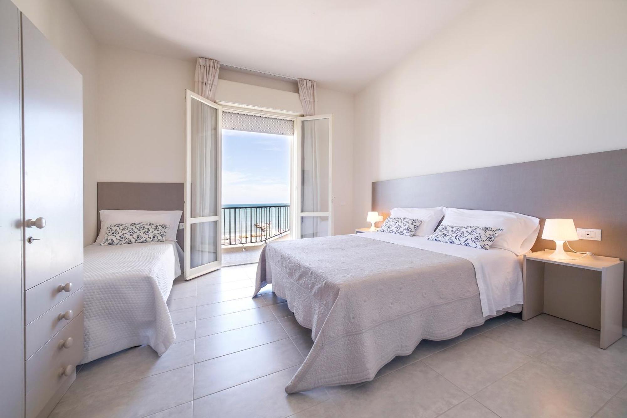 Ambasciatori Hotel - Beach Front -Breakfast Xxl & Brunch Until 12 30Pm Misano Adriatico Bagian luar foto
