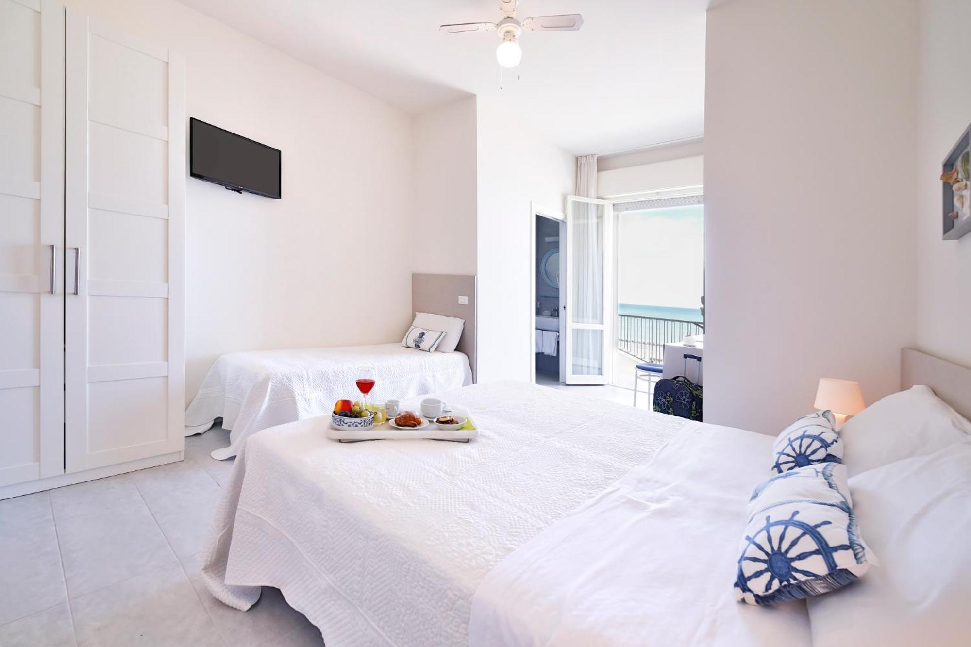 Ambasciatori Hotel - Beach Front -Breakfast Xxl & Brunch Until 12 30Pm Misano Adriatico Bagian luar foto