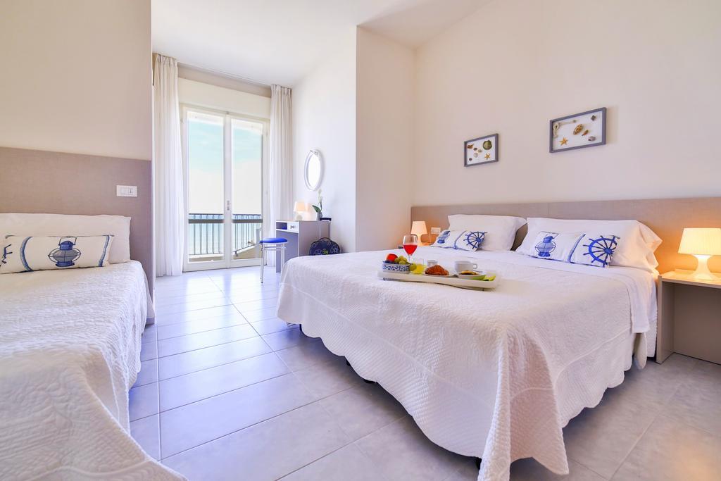 Ambasciatori Hotel - Beach Front -Breakfast Xxl & Brunch Until 12 30Pm Misano Adriatico Bagian luar foto