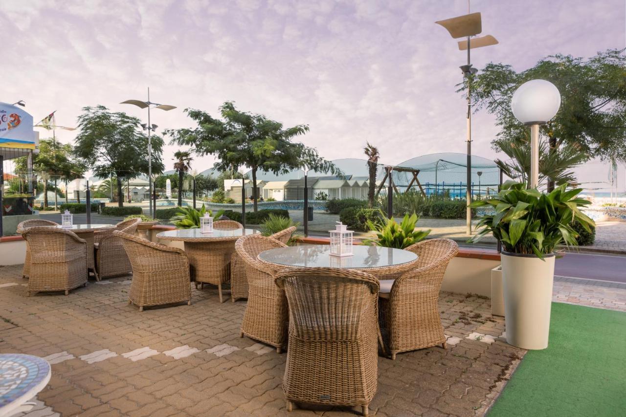 Ambasciatori Hotel - Beach Front -Breakfast Xxl & Brunch Until 12 30Pm Misano Adriatico Bagian luar foto